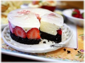 step7: 從上面看很像果涷，它其實就是水信玄餅，而下層就是草莓乳酪幕絲。一刀切下去，三重享受。有彈Q如果凍般又伴隨著綿密細膩及酥脆口感，三層味道也完全不同