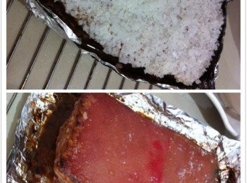 step5: 烤好了可以看到花肉有微收縮，這時可以把豬皮表面的粗鹽去掉，然後把錫箔紙拿走，直接放在烤網上，烤網底部加個烤盤，這樣不容易烤焦。