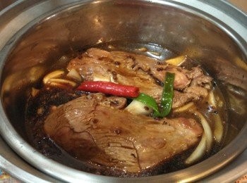 step1: 中火起油鍋,倒入食用油,放入牛腱煎香後,
放入洋蔥,薑片,蔥段,紅辣椒略略拌炒即可全部倒入鍋裡,
再倒入香油,米酒,全部<span class="group_2">香料</span>及<span class="group_3">調味料</span>略略攪拌..
(水最後倒 量大約淹過<span class="group_1">食材</span>即可)