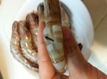 step1: 大蝦剪去頭部尖端位置及所有腳,,挑走腸部,,洗淨抹乾水份,,灑上胡椒粉及鹽,,放入雪櫃備用