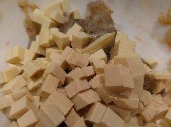 step5: 素雞切粒後和芝士一起攪勻。