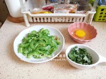 step3: 芫茜洗淨切碎 , 雞蛋打出備用