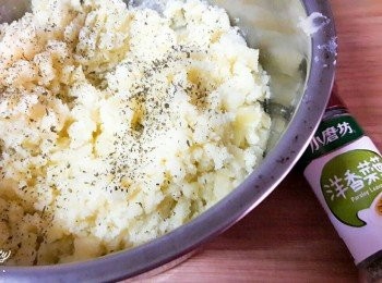 step13: 煮好後用叉子壓成泥狀 , 再灑入適量乾洋香菜拌勻
