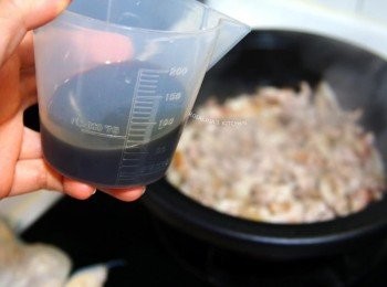 step4: 4.接著加入醬油。