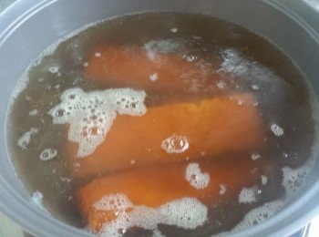 step3: 片糖放入滾水中，煮至糖溶化，拌入薑汁煮滾。