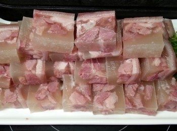 step15: 切件上碟即成(可切去多出的白色湯,令肴肉更美觀)