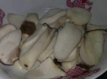 step1: 將杏鮑菇洗淨切片放入滾水滾煮30秒撈起備用