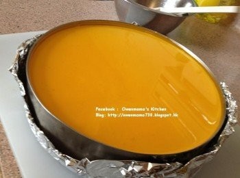 step6: 取出蛋糕，撕去封底錫紙，脫模, 按喜好裝飾便完成。
 (我用了一盒啫哩粉，一碗熱水開勻，待涼後倒在蛋糕面，雪一小時，撕去封底錫紙，脫模備用)