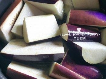 step2: 燒滾一鍋水, 轉中火, 加入海鹽和白醋, 下茄子略汆燙3分鐘