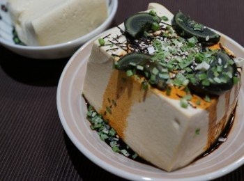 step1: 先將豆腐蒸熟。再淋上所有調味即成！