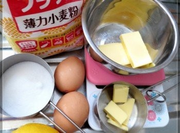 step1: 將低粉，泡打粉，鹽混合過篩。預熱焗爐170度。