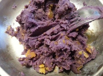 step8: 如喜歡食咸蛋黃,亦可加入已經用玫瑰露酒焗好的咸蛋黃碎,(咸蛋黃2個,用1蓋玫瑰露酒,用150度焗8-10分鍾至熟)(如喜歡有椰香味,建議不要加咸蛋黃,否則會蓋過椰味)
(亦可加入烚淋的栗子肉代替咸蛋黃,栗子肉份量可隨意)