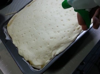 step20: 於最頂噴上一層水(作用是可以容易痴實蛋黃麵糰)