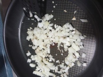step5: 加入洋蔥炒香