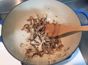 step2: 鍋中放入少許橄欖油炒香蒜片和鴻喜菇，盛起先放置一旁