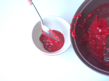 step6: 放涼後放進有密實蓋的器皿，然後放進雪櫃大概1小時讓果醬凝固。