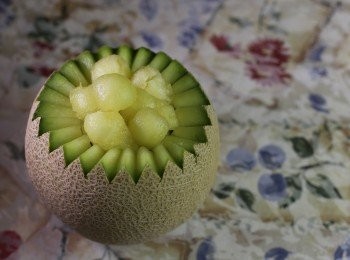 step3: 之後再用雕果器挖蜜瓜球