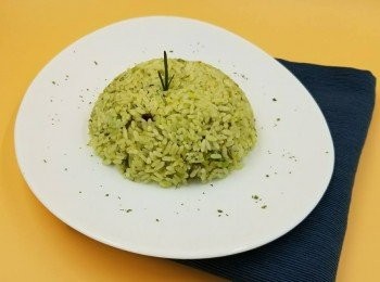 step2: 放上碟，加上番茜飾邊。酪梨拌飯完成