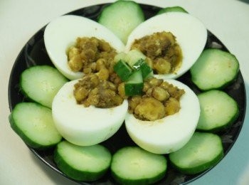 step3: 將內餡裝填回蛋白中，並用小黃瓜來擺飾，進而增添美味。