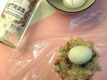 step3: 炒好的飯包入酒蛋成糰後再包上蛋皮 金門高粱酒一甲子以來，以清澈透明、質地純淨、芳香甘醇，獨獲行家的青睞， 一路走來獨領風騷，在『中國白酒』中，一支獨秀、聞名於世。