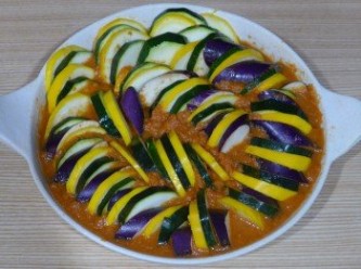 step2: 綠櫛瓜、黃櫛瓜、茄子各一條，切成薄片，交替擺入烤盤。