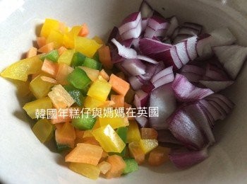 step1: 把红洋蔥、青椒、黄椒、紅蘿蔔切粒備用。