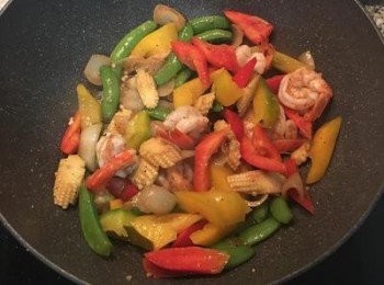 step5: 最後放入甜椒拌炒，試味道後用鹽做調整，即可起鍋。