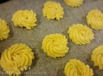 step6: 擠好要放雪櫃10分鐘才入爐，否則花紋會不清楚呀。