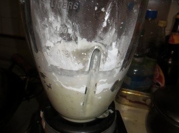 step2: 将热番薯倒入搅拌机中，加入木薯粉和幼糖，伴打至幼滑，慢慢倒入椰浆和盐，搅拌成光滑的浓面糊
Put hot sweet potatoes into cake mixer; add tapioca flour, castor sugar n beat till smooth. Add in coconut milk & salt, slowly, till it become thick batter like.