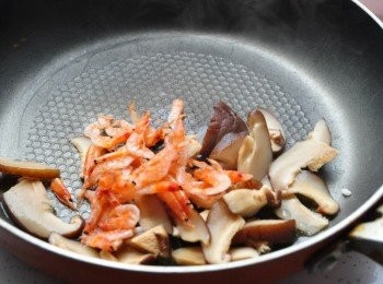 step3: 將玄米油熱鍋後，香菇及櫻花蝦充分的爆香提味(是個人口味可加少許鹽巴)