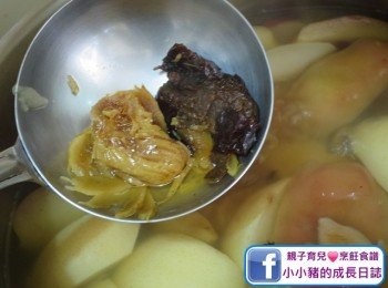 step6: 係煲緊嘅時候，可以將三棗壓一壓，咁就可以出味啲~