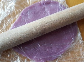 step18: 將已經雪好的皮,取出一塊皮用食物袋放於中間,用麵棍將皮碌成一塊大圓形