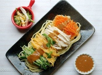 step7: 將蔬菜絲,蛋絲,雞絲置於涼麵上,淋上<span class="group_2">胡麻醬</span>即可享用。