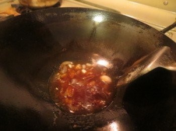 step5: 留一大匙油，爆香蒜米末和红葱头碎，加入<span class="group_3">汁料</span>和清水煮至浓，倒入鸡肉快速拌均上碟，并洒上青葱粒即可享用。