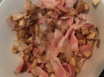 step3: 下油，加入菇頂、煙肉、洋蔥、鹽及黑椒，全部爆香1-2分鐘，盛起