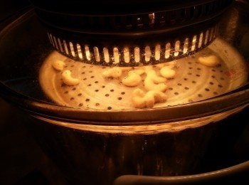 step11: 腰果洗淨抹乾水份,用光波爐高架,用180c波10分鐘,中途炒一炒腰果(亦可以用小食腰果)