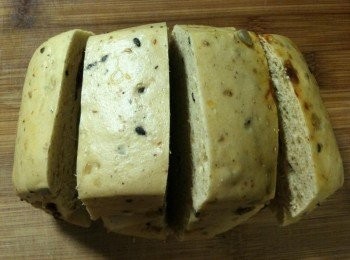 step2: 將冷凍堅果饅頭放入盤中，置入電鍋，外鍋放一杯水，蒸煮。饅頭蒸熟後，將饅頭切成四等份。