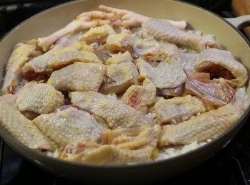 step7: 將米洗淨倒入鍋中，加入清水（米和水的比例約為1:1.2-1.3)，加蓋用中火將水煮滾後，轉小火煮5分鐘。待米粒呈膨脹時，加入雞塊，再用小火煮7分鐘，熄火燜8-10分鐘。