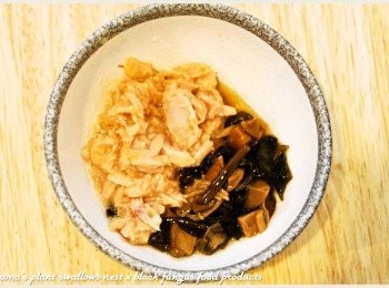 step2: 取一小碗，將香菇昆布黑菇醬直接與鮪魚肉攪拌在一起。
