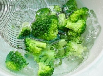 step4: 先將綠花椰洗淨後，切成小株，滾水川燙約3~5分鐘撈起放入冰塊水中冰鎮