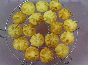 step6: 曲奇焗好後可放在爐中悶5-10分鐘，曲奇會更鬆脆。