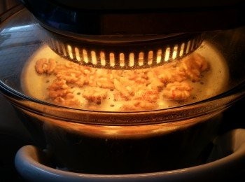 step2: 合桃洗淨用光波爐180c高架,先波5分鐘,開蓋略炒一炒再波5分鐘