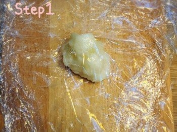 step9: 將其中一份糯米團放在保鮮紙上，再蓋上一層保鮮紙