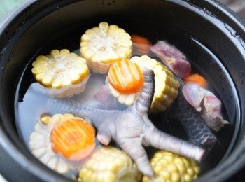 step1: 將玉米沖洗乾淨切成5塊、紅蘿蔔切圓片塊、<a href="https://bit.ly/3kLFTWO" target="_blank" data-keyword="雞腳" class="guide-link"><strong>雞腳</strong></a> <span style="display:inline-block;vertical-align:middle;margin-top:-3px;color:initial;border-radius:3px;padding:2px 3px;font-size:12px;line-height:14px;background:#87d300;color:#fff;">即買</span> 與雞胗以熱水沖洗數分鐘，再將所有<span class="group_1">食材</span>放入冷水鍋燉煮