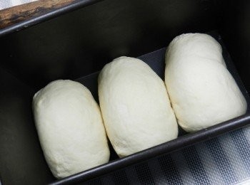 step6: 將麵團捲起，三個依序完成，放入土司模中