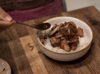 step9: 將飯盛好：放上牛排與洋蔥絲淋上醬汁
