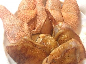 step1: 用鹽和冬蔭醬平均搽上雞件上