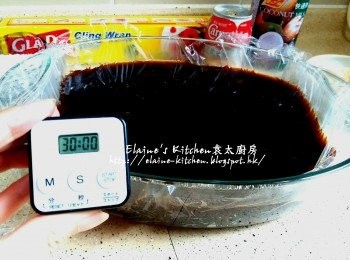 step12: 器皿放上一層保鮮紙 , 趁熱倒入涼粉糊 , 待涼30分鐘後蓋上保鮮紙
