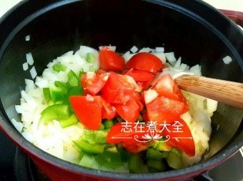 step2: 牛油起鑊，炒香洋蔥粒至半透明，再加蕃茄及青椒至軟身