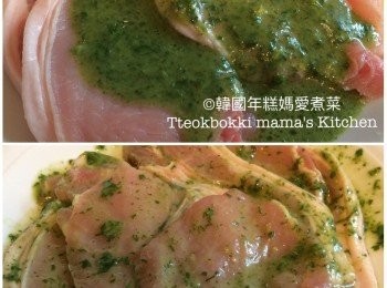 step2: 將攪好的醃醬倒上豬扒上用手摸勻，醃大約30分鐘。